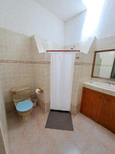 ein Bad mit einer Dusche, einem WC und einem Waschbecken in der Unterkunft Quinta Lachaud in Chiconcuac