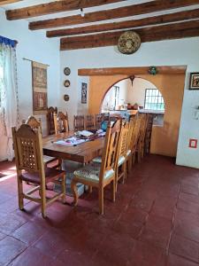 Quinta Lachaud في Chiconcuac: غرفة طعام مع طاولة وكراسي خشبية