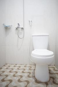 łazienka z toaletą i prysznicem w obiekcie OYO 93159 Homestay Sehat w mieście Gresik