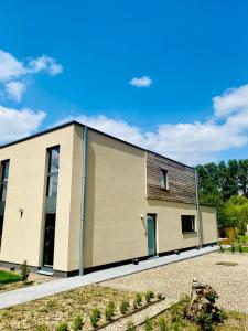 een groot bruin gebouw met een dak bij Inova Guesthouse in Hasselt