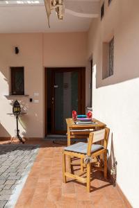 a room with a table and a chair and a table at Veruskacamere Camera 2 in Somma Lombardo