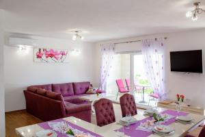 ein Wohnzimmer mit einem Sofa und einem Tisch in der Unterkunft Modern villa with jacuzzi, beautiful sea view, near Split! Villa 36A in Podstrana