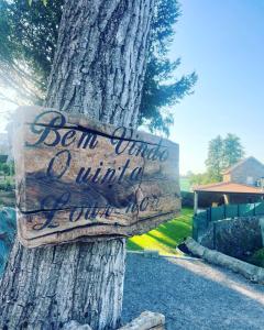 ein Zeichen auf einem Baum, der ben windsor vereint liest in der Unterkunft Quinta Lourenca - Vila do Conde in Vilar