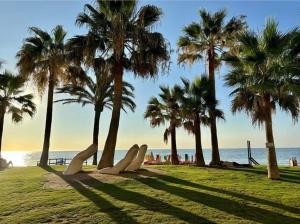 Garden sa labas ng Luxury beachfront apartment with pool, sauna, fitness and gym in province Malaga, Andalusia