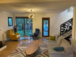 布雷佐維采的住宿－Villa Alpina Brezovice，客厅配有沙发和桌子