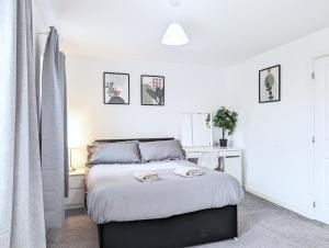 Guest Rooms Near City Centre & Anfield Free Parki في ليفربول: غرفة نوم بيضاء بها سرير ونافذة