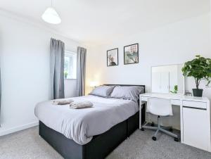 a bedroom with a bed and a desk and a desk at Guest Rooms Near City Centre & Anfield Free Parki in Liverpool +49 photos