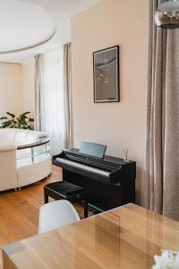 salon z pianinem i kanapą w obiekcie Executive 2-Bdrm central suite w Uściu nad Łabą