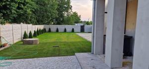 シュトゥーロヴォにあるAndrea ubytovanieの塀と緑のホースのある庭