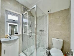 Een badkamer bij Contractor Leisure Stay in Romford - Free Parking