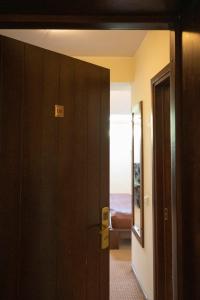 a door leading to a room with a bedroom at Pensiunea Diva in Cacica