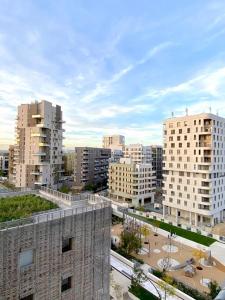 een luchtzicht op een stad met hoge gebouwen bij Neuf, vue panoramique, calme, spacieux, propre in Asnières-sur-Seine