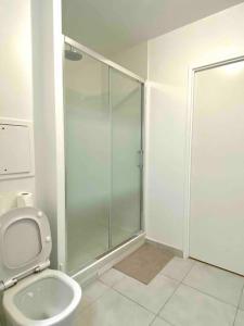 een badkamer met een toilet en een glazen douche bij Neuf, vue panoramique, calme, spacieux, propre in Asnières-sur-Seine