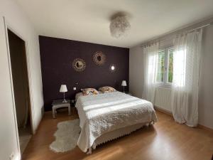 Ένα ή περισσότερα κρεβάτια σε δωμάτιο στο Maison de vacances avec piscine