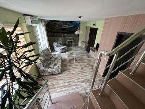 APARTHOTEL VICTORY SOFIA في صوفيا: اطلالة غرفة معيشة مع أريكة وكراسي