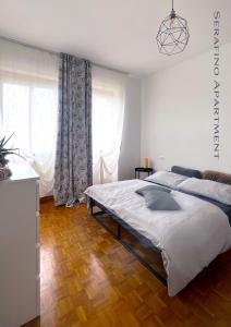 1 dormitorio con 1 cama grande y 2 ventanas en The 6th floor flat - direct link to centre in 8 mins en Milán