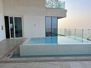 Bazén v ubytování FIVE Jumeirah Village, Dubai nebo v jeho okolí