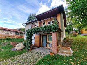 une maison en briques avec une porte couverte de lierre dans l'établissement Ferienhaus Hans, à Ballenstedt