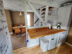 Cette petite maison comprend une cuisine et une salle à manger. dans l'établissement Ferienhaus Hans, à Ballenstedt
