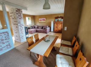 un salon avec une table et un canapé dans l'établissement Ferienhaus Hans, à Ballenstedt