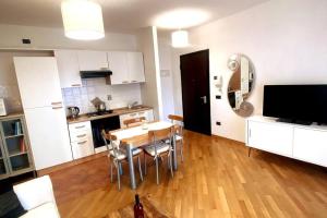 a kitchen and dining room with a table and chairs at Rebecca's house Florence in Florence