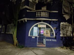 um edifício azul com uma porta com um hostel em Hostel Maktub em São Paulo