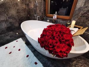 a large bouquet of red roses in a bath tub at Agropensiunea La Bunici in Cărpiniş