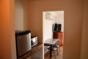 um quarto com uma televisão, uma secretária e uma mesa em Eco Bay Hotel em Bahía Kino