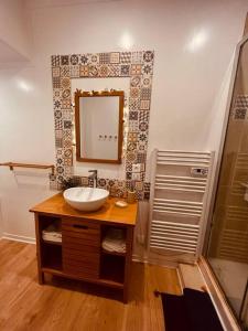 bagno con lavandino e specchio di KosyHouse - Un petit coin de paradis-SPA & Massage a Cauffry