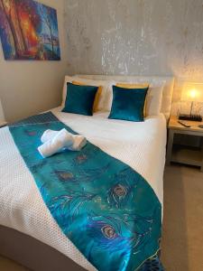 1 dormitorio con 1 cama con manta azul en City Centre Convenient Contractor Stay With Free Parking and Free Wifi en Bedford
