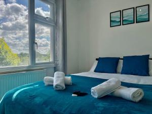 1 dormitorio con 1 cama con toallas en Great location, near M25 & A12 - Free Parking, en Great Warley Street