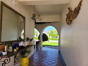 un corridoio di una casa con uno specchio sul muro di Casa Magdalena a San Carlos