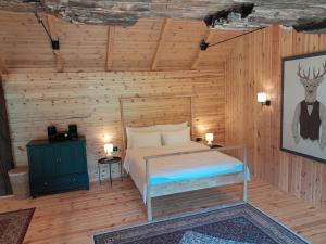 1 dormitorio con 1 cama en una habitación de madera en Nica Wood en Sremska Kamenica
