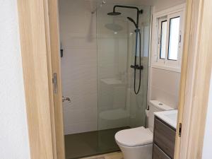 ein Bad mit einer Dusche und einem WC in der Unterkunft Belair Lloret Sun & Beach in Lloret de Mar