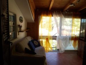 sala de estar con sofá y ventana grande en Gala, en Casarza Ligure