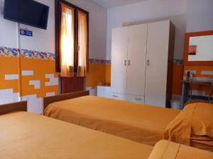 pokój hotelowy z dwoma łóżkami i telewizorem w obiekcie Affittacamere Due Mori w mieście Monselice