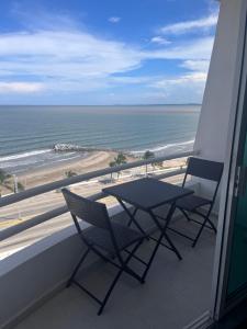 a balcony with a table and chairs and the ocean at Sexto piso y vista al mar in Boca del Río