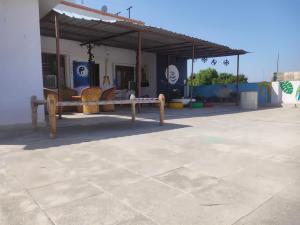 einem Pavillon mit einem Tisch und Stühlen vor einem Gebäude in der Unterkunft Nomadic Hostel in Udaipur