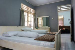 Postel nebo postele na pokoji v ubytování Villa Apedia Anyer, 3 Kamar, Pantai Pasir Putih