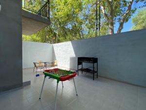 ein Zimmer mit einem Tisch und einem Schachbrett darauf in der Unterkunft Excepcional apartamento, con patio cochera y parrilla en el centro in La Cieneguita
