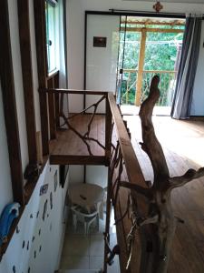 メーウ島にあるChalé Encantadas Eco Ilha Preserveの木製の二段ベッドと木が備わる客室です。