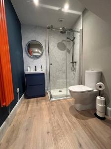 a bathroom with a shower and a toilet at Beautiful annexe in stunning North Yorks in Easingwold