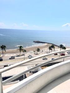 - une vue sur la plage et une route avec des voitures dans l'établissement Sexto piso y vista al mar, à Boca del Río