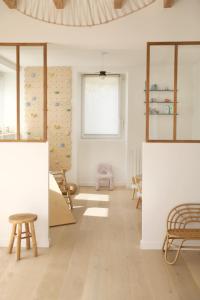 une chambre avec un mur d'escalade et des tabourets en bois dans l'établissement Chambres dans maison familiale à Plougastel Dalouas, à 20 minutes de Brest, à Plougastel-Daoulas