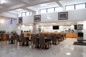 a large dining room with tables and chairs at LIC Plaza Hotel in Queens
