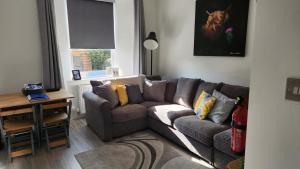 sala de estar con sofá y mesa en Jaymar, en Fife