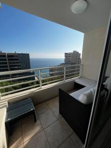 een balkon met uitzicht op de oceaan bij Reñaca departamento in Viña del Mar