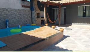 卡波布里奧的住宿－Casa de praia em Unamar com piscina，后院,带有一个游泳池,里面藏有飞盘