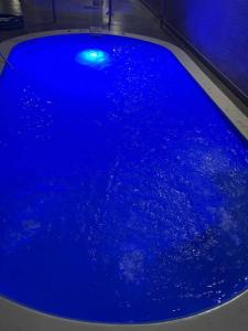 شالية بيرليز الفندقي في الخبر: أرضية زرقاء كبيرة عليها ضوء أزرق
