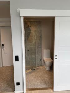 bagno con doccia e servizi igienici. di Apartment in Sollentuna 1109 a Sollentuna